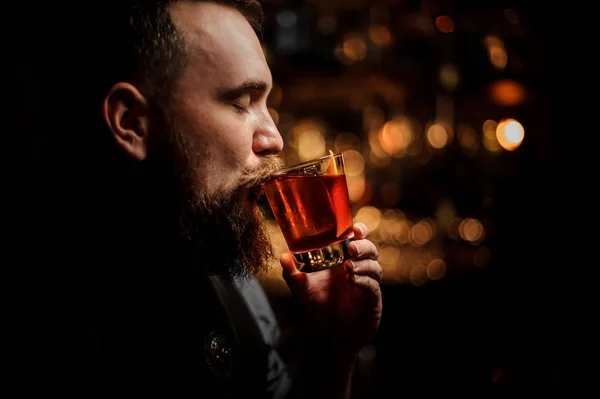 Retrato del camarero bebiendo un cóctel de alcohol —  Fotos de Stock