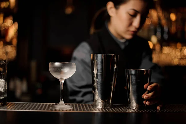 Bar tezgahında cam ve çalkalayıcı — Stok fotoğraf