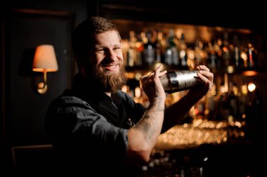 Erkek barmen alkol kokteyl dökmek için shaker kullanarak