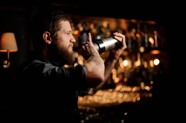 Cantinero masculino usa agitador para hacer un cóctel de alcohol —  Fotos de Stock