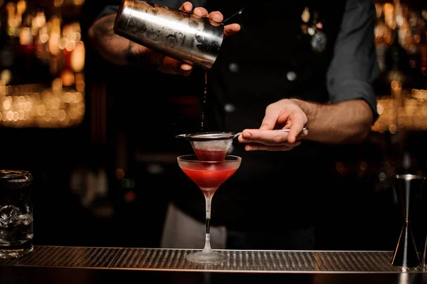 Barman utilisant shaker et tamis pour faire un cocktail — Photo