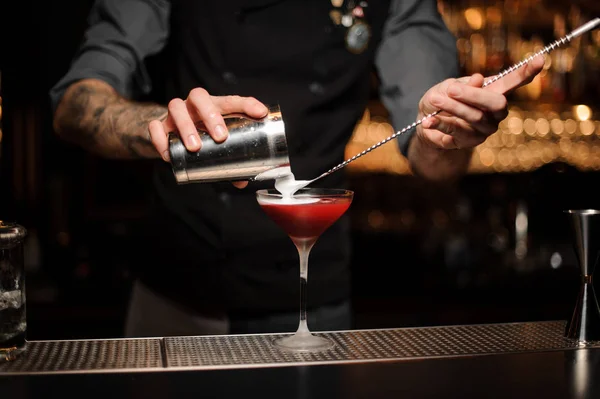 Cantinero vertiendo cóctel con coctelera y cuchara — Foto de Stock