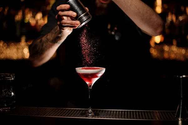 Bartender dekorerar en alkoholcocktail i glas — Stockfoto