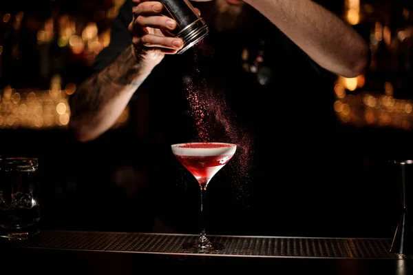 Barman décorant un cocktail alcoolisé en verre — Photo