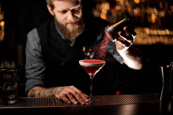 Retrato del camarero rociando un cóctel de alcohol en vidrio — Foto de Stock