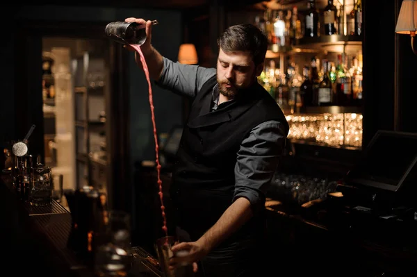 Cantinero mezclando el cóctel de alcohol en la coctelera — Foto de Stock