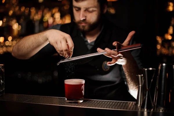 BarTender sprawia, że alkohol koktajl z tarka — Zdjęcie stockowe