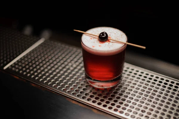 Primo piano di cocktail di alcool con ciliegia su stuzzicadenti — Foto Stock