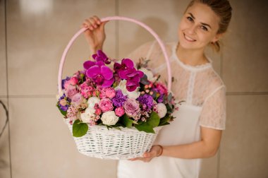 Kızların elinde differnet çiçek ile Sepet