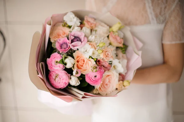 Bouquet de mariage Gorgeuos dans les mains d'une femme — Photo