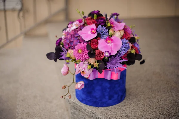 Très beau bouquet dans une boîte à chapeau sur les escaliers à l'extérieur — Photo