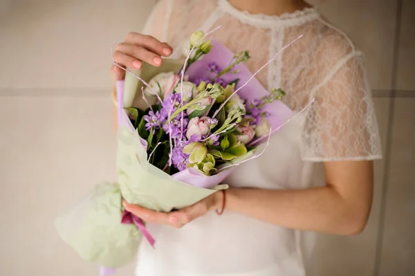 Colpo vicino di bouquet nuziale in mani di donna — Foto Stock