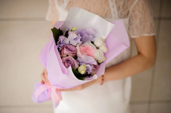 Gros plan d'un bouquet de mariage entre les mains d'une femme — Photo