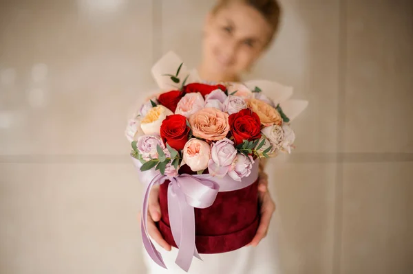 Усміхнена дівчина тримає букет з троянд — стокове фото