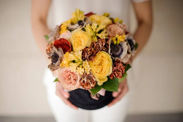 Close up de caixa de chapéu com todos os tipos de flores — Fotografia de Stock