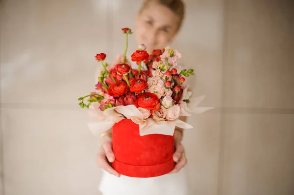 둥근 빨간 모자 상자에 꽃의 모든 종류 — 스톡 사진