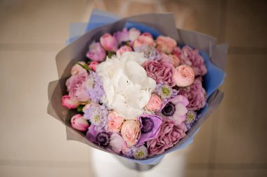 Mavi sarma bir düğün buketi yakın çekim