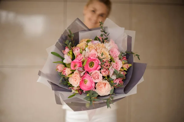 Très beau bouquet de roses en emballage gris — Photo