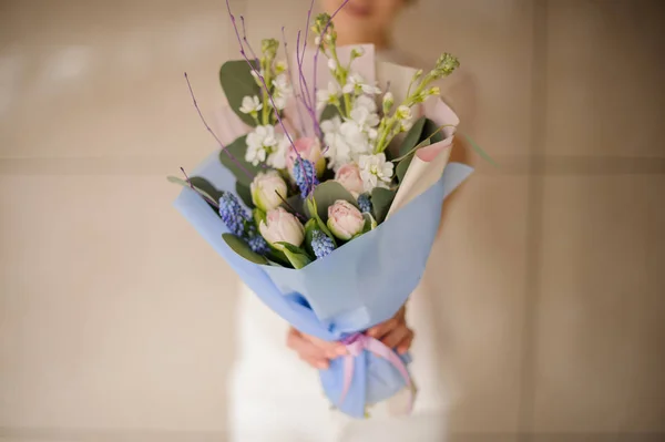 Gorgeuos bouquet luxuriant dans les mains d'une femme — Photo