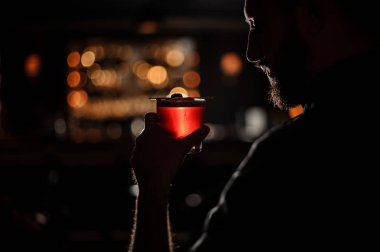 Alkol içeceği ile barmen karanlık atış