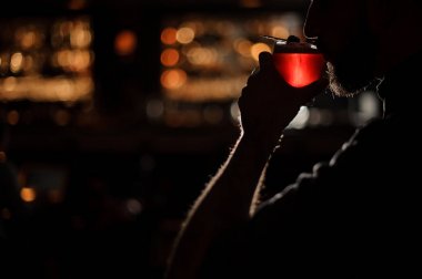 Barmenin alkol içeceği yudumlarken ki karanlık fotoğrafı