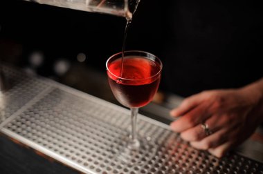 Özel maşalardan kokteylde kiraz damlaları