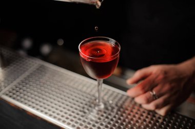 Kiraz profesyonel maşa bir kokteyl düşüyor