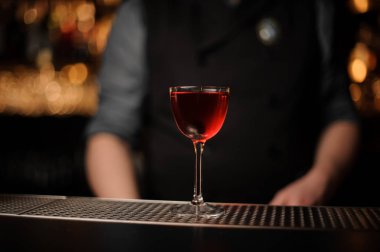 Arkasında barmen ile kiraz ile alkol içeceği