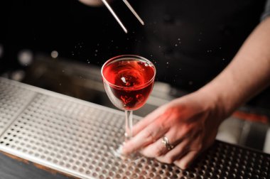 Barmen bir alkol kokteylkiraz damla