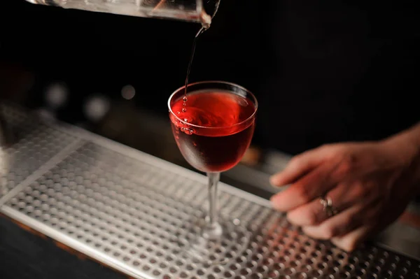 Cherry druppels in een cocktail van speciale Tang — Stockfoto