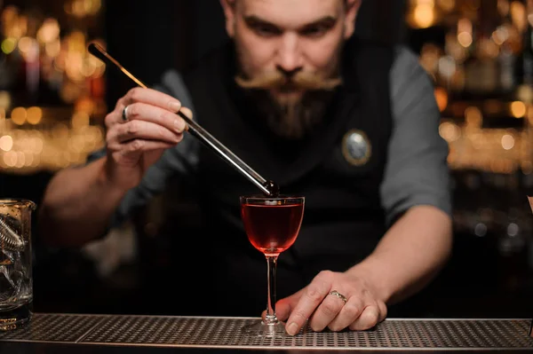 Ritratto di barista che mette la ciliegia in una bevanda alcolica — Foto Stock