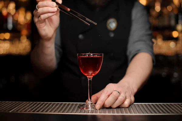 Muy cerca de camarero añadiendo cereza en la bebida alcohólica —  Fotos de Stock