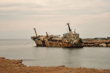 Cyprian sığ sahil yakınında terk edilmiş eski gemi