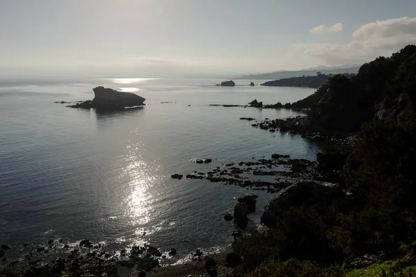 Bella vista sulla costa del mare con riflessi del sole — Foto Stock