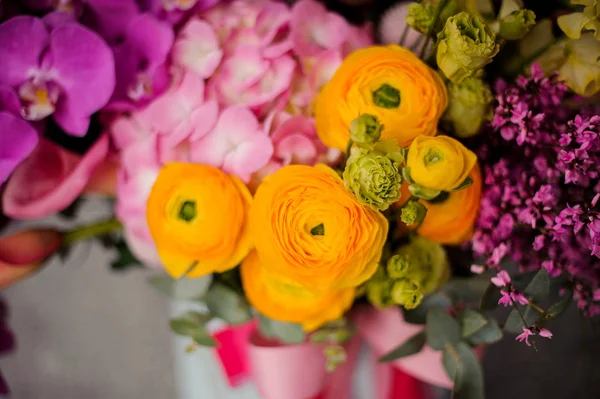 Bezárás up tavaszi fehér doboz pályázat sárga, zöld és rózsaszín virágok — Stock Fotó