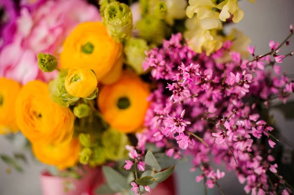 Uzavřete pružinové pole, žluté, zelené a růžové květiny — Stock fotografie