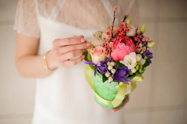 Meisje houdt een lente groene pot van Tender roze, wit en Violet bloemen — Stockfoto