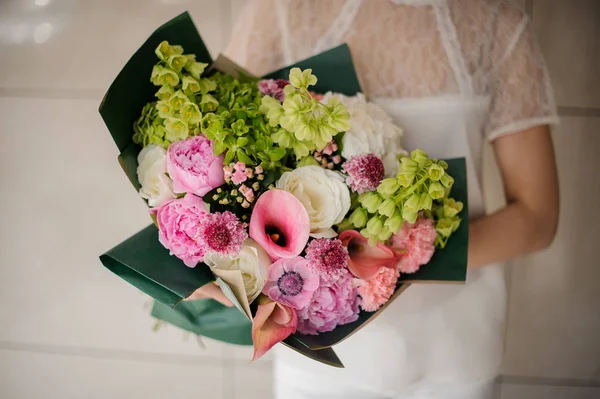 Close shot van meisje Holding boeket met verschillende bloemen — Stockfoto