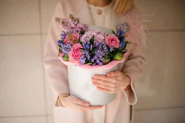 Beutiful bouquet dans une boîte à chapeau avec des bluebells et lilas — Photo