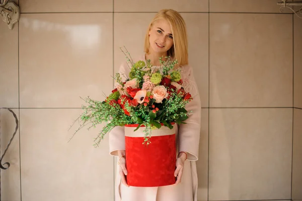 Chica con la caja de sombrero rojo con flores — Foto de Stock