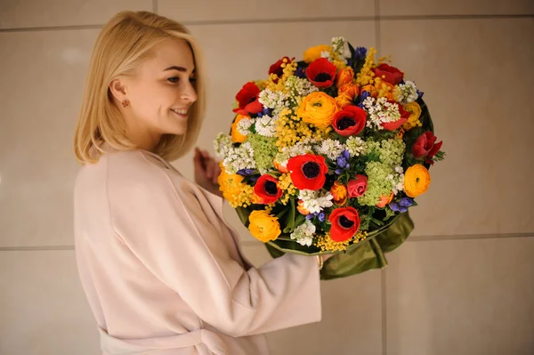 Chica rubia sosteniendo hermoso ramo con amapolas — Foto de Stock