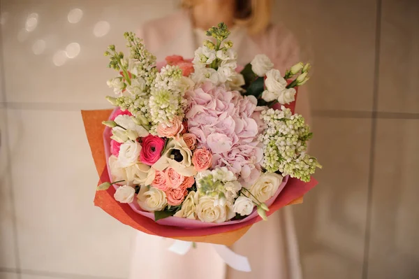 Nahaufnahme eines Rosenstraußes in rosa Verpackung — Stockfoto