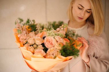 Çeşitli turuncu çiçekler ile buket ile Kız