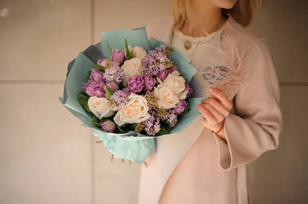 보라색 꽃과 꽃다발의 가까운 샷 — 스톡 사진