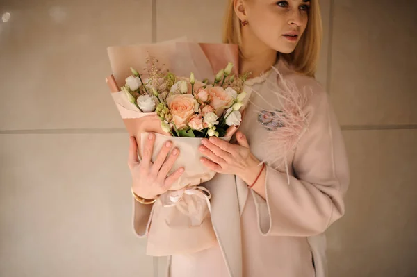 Chica rubia con un ramo de rosas — Foto de Stock