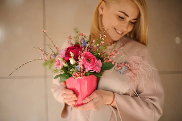 ผู้หญิงสาวที่มีช่อดอกไม้ในหม้อดอกไม้ — ภาพถ่ายสต็อก