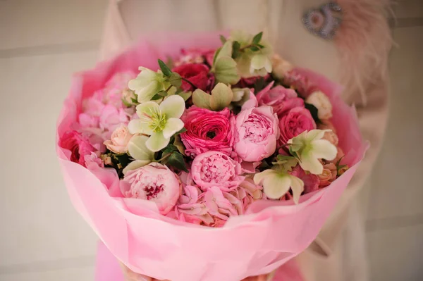 Bouquet étonnant de fleurs roses dans un emballage — Photo