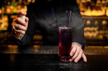 Barmenin alkol kokteyline ilaç lamasının yakın çekimi