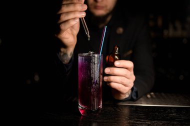 Erkek Barmen damlalık ile alkol kokteyl yapma