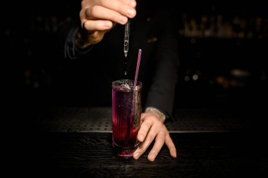 Erkek Barmen damlalık ile bir kokteyl bitirme